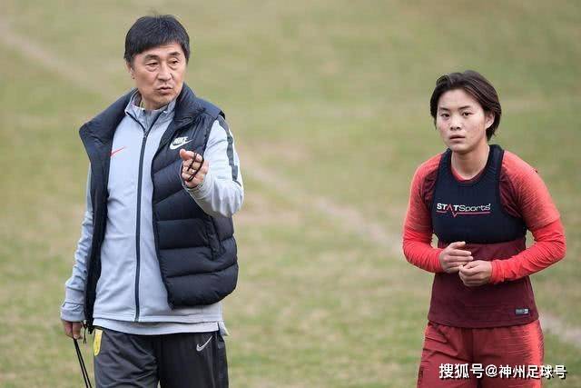 米兰崩盘原因揭秘，尼昂分析球队未来与莱奥潜力